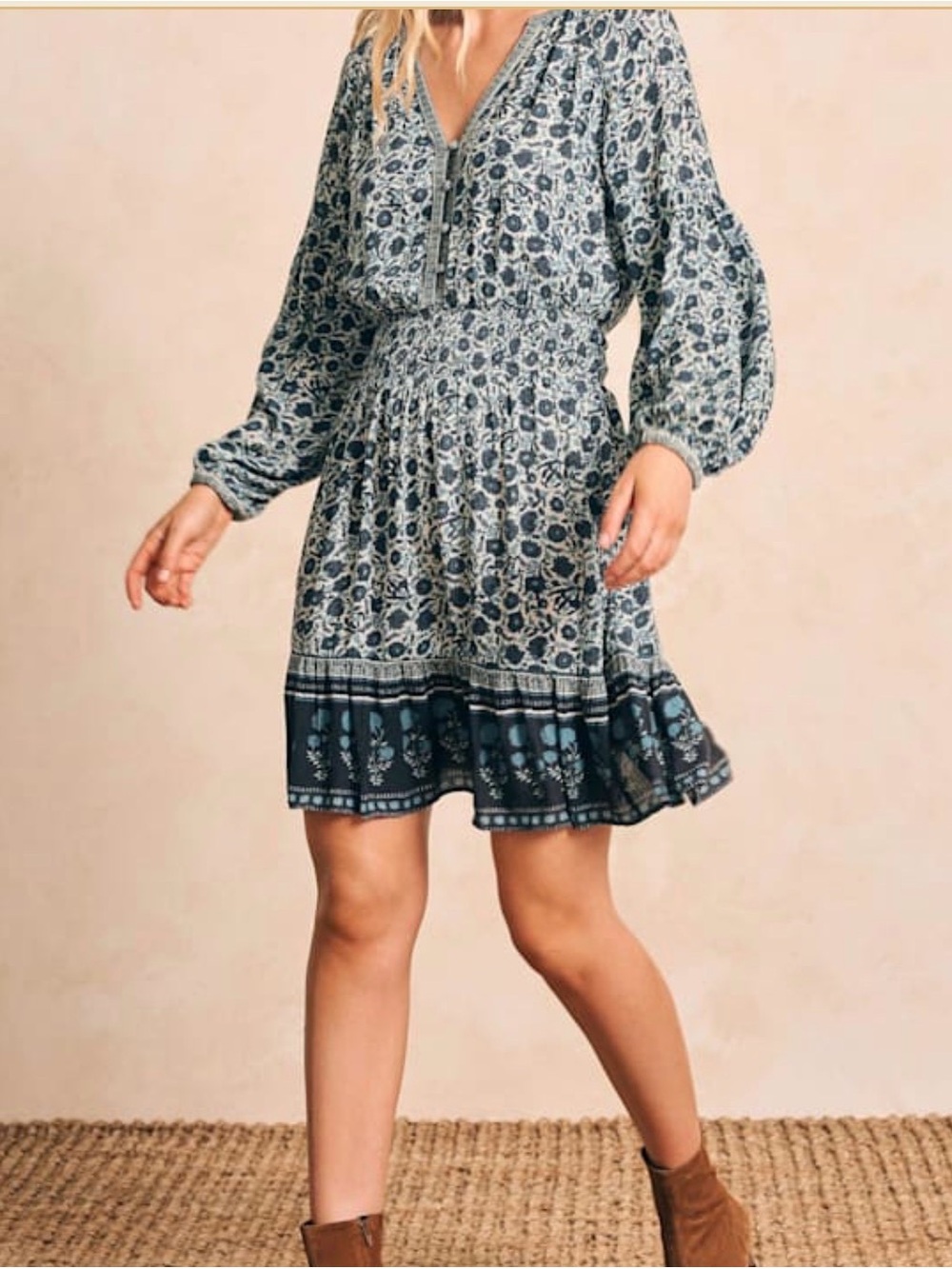 Faherty Montana Dress size Small V-neck, button up dress.